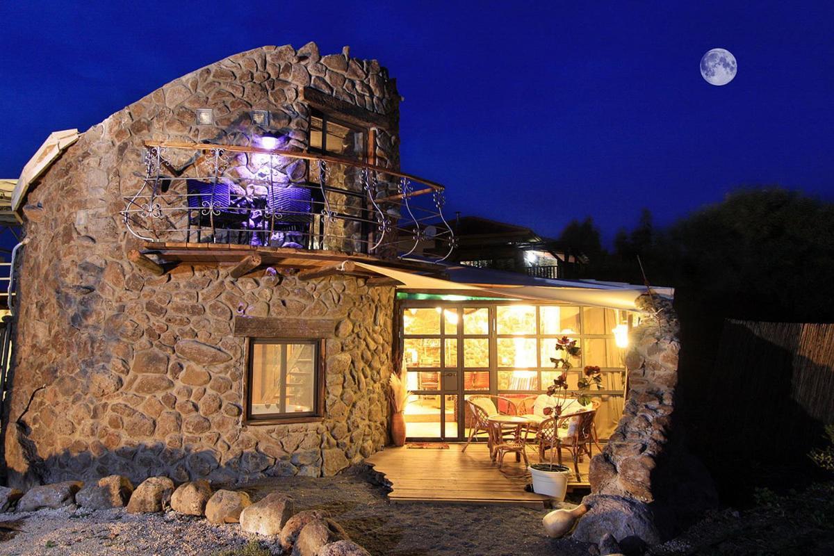 Lodge Two Snales Ani'am